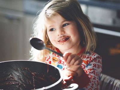 Μαγειρεύουμε παίζοντας: Μπισκότα πραλίνας με 3 υλικά (vid)