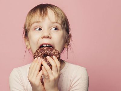 Μαγειρεύουμε παίζοντας: Φτιάξτε σε 1 λεπτό & με 2 υλικά mini donuts (vid)