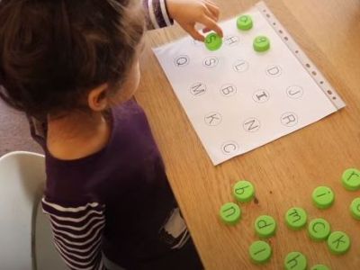 Δώδεκα εκπαιδευτικά παιχνίδια για παιδιά με καπάκια από άδεια μπουκάλια