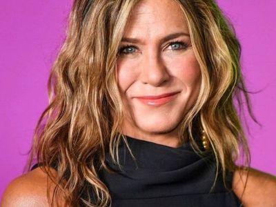 Αυτό είναι το μυστικό πίσω από τα κυματιστά μαλλιά της Jennifer Aniston