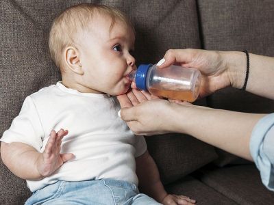 Πότε το μωρό μπορεί να πιει χυμούς φρούτων;