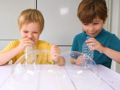 Διασκεδαστική δραστηριότητα με σαπουνόφουσκες για τα παιδιά