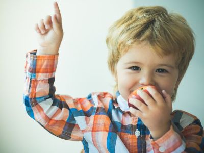 Συνταγές για να φάνε τα παιδιά τα μήλα ευχάριστα (vid)