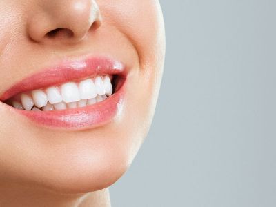 Επτά τροφές που κάνουν τα δόντια πιο λευκά