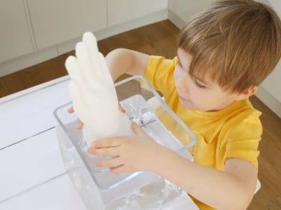 Εύκολo πείραμα με νερό που θα ενθουσιάσει τα παιδιά (vid)