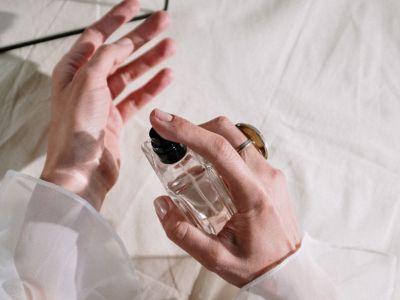 8 μυστικά για να μυρίζει περισσότερες ώρες το άρωμά σου