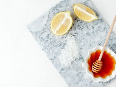 Tips για μαμάδες: Σπιτική μάσκα προσώπου με λεμόνι και μέλι