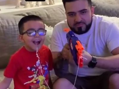 Δείτε πώς έβγαλε αυτός ο μπαμπάς το δόντι του γιου του