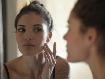 Τα σημάδια που δείχνουν πως το δέρμα σου χρειάζεται μια νέα ρουτίνα ομορφιάς