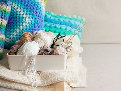 Φτιάξτε πλεκτά μαξιλάρια για τον καναπέ χωρίς βελόνες