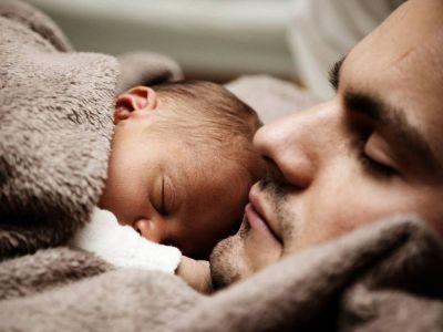 Συνεπιμέλεια τέκνων: Πού και πώς εφαρμόζεται και τι δείχνει η διεθνής εμπειρία