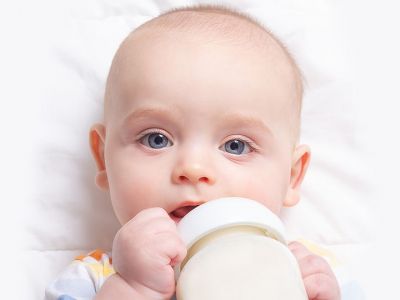 Πότε το μωρό μπορεί να κρατήσει μόνο του το μπιμπερό;