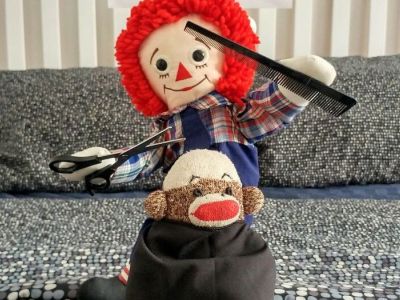 Μπαμπάς τραβάει χιουμοριστικές φωτογραφίες με το κουκλάκι του γιου του