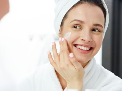 Να γιατί αισθάνεσαι λιπαρό το δέρμα σου μόλις ολοκληρώνεις τη ρουτίνα ομορφιάς σου