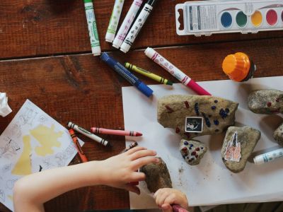 Ένας χρόνος σε καραντίνα με μικρά παιδιά: 20 σκέψεις που όλες έχουμε κάνει