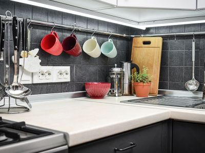 Τριάντα έξυπνοι τρόποι για να οργανώσετε μια μικρή κουζίνα