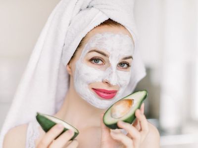 Tips για μαμάδες: 5 σπιτικές μάσκες προσώπου με αβοκάντο για λαμπερό δέρμα