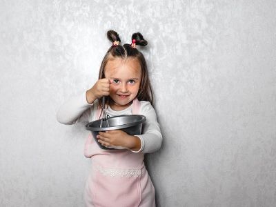 Πανεύκολη συνταγή για να φτιάξετε pancakes μήλου για τα παιδιά (vid)