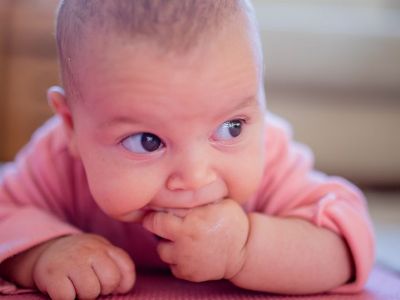 Γιατί το μωρό μασάει τη γλώσσα του;