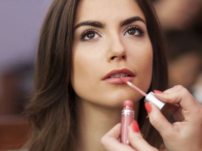 Μια 4χρονη παραδίδει μαθήματα μακιγιάζ βάφοντας αριστοτεχνικά… τη μαμά της