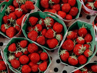 Το μεγάλο λάθος που κάνεις όταν καθαρίζεις τις φράουλες