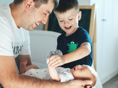 Γιατί δύο Έλληνες γονείς μπορούν να εφαρμόσουν τη συνεπιμέλεια σε άλλη χώρα κι όχι στην Ελλάδα;