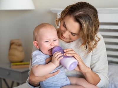 Μπορεί να αναμειχθεί το μητρικό γάλα με τη φόρμουλα στο ίδιο μπουκάλι;