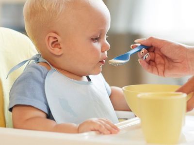Στερεές τροφές στη βρεφική διατροφή: Πώς επηρεάζουν τον ύπνο του μωρού;