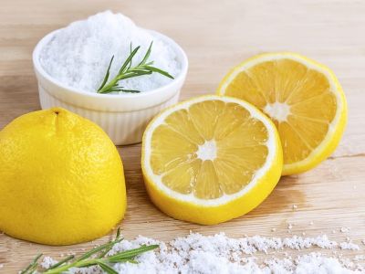 Tips για μαμάδες: DIY scrub προσώπου με λεμόνι και αλάτι για βαθύ καθαρισμό