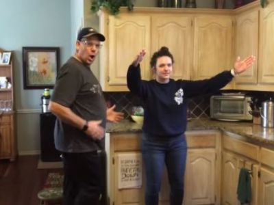 Με αυτό το βίντεο μπαμπάς και κόρη έγιναν viral (vid)