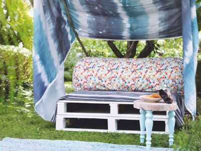 DIY: Φτιάξε ένα rustic καναπεδάκι για το μπαλκόνι σου από παλέτες