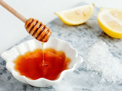 Tips για μαμάδες: DIY scrub προσώπου με μέλι για λιπαρές επιδερμίδες
