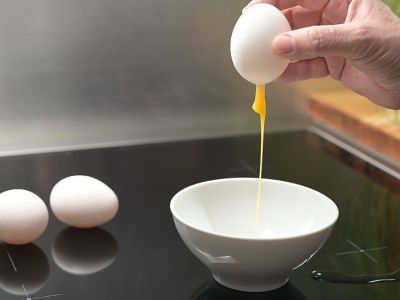 Πώς θα αδειάσετε τα τσόφλια αβγών για να τα διακοσμήσετε (vid)