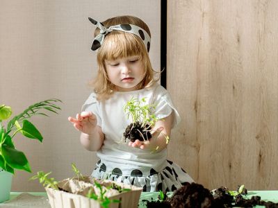 Πασχαλινή διασκέδαση: Φυτέψτε λουλούδια σε γλαστράκια με τα παιδιά (pics)