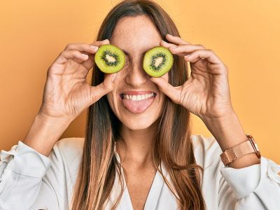 Tips για μαμάδες: Σπιτική αντιγηραντική μάσκα προσώπου με ακτινίδιο