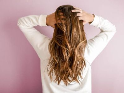 Μακριά και πυκνά μαλλιά με ροδόνερο και βιοτίνη