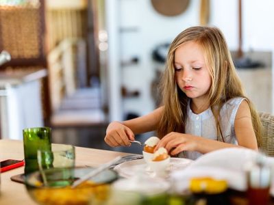 Πώς θα φτιάξετε ζωάκια με βραστά αβγά για τα παιδιά σας (vid)