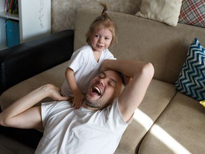 Ενεργοί Μπαμπάδες: Δικαίωμα των παιδιών να ανατρέφονται κι από τους δύο γονείς