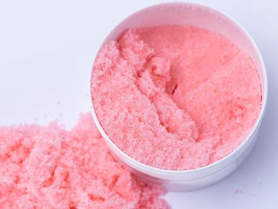 Tips για μαμάδες: Σπιτικό scrub προσώπου με φράουλες και δύο ακόμη υλικά