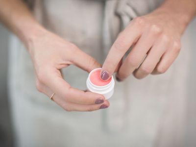 DIY beauty: Έτσι θα φτιάξεις μόνη σου ένα lip balm για τα χείλη σου για να είναι πάντα ενυδατωμένα