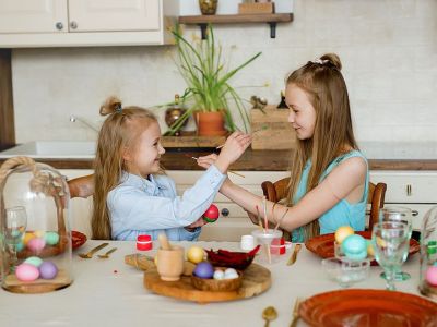 Μεγάλη Πέμπτη βάφουμε αυγά με τα παιδιά μας με πολλούς διαφορετικούς τρόπους
