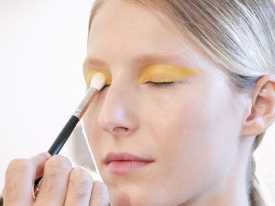 Κι όμως! Η κίτρινη σκιά μπορεί να σε κάνει και πιο όμορφη και πιο… αισιόδοξη