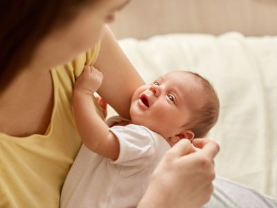 Έρευνα: Η σωματική επαφή με το μωρό συμβάλλει στην εγκεφαλική του ανάπτυξη