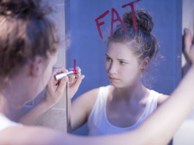 Πώς πρέπει να αντιδράτε όταν η κόρη σας πιστεύει ότι είναι παχουλή