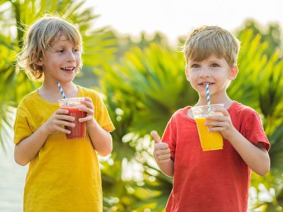 Smoothie με καλοκαιρινά φρούτα για παιδιά (vid)