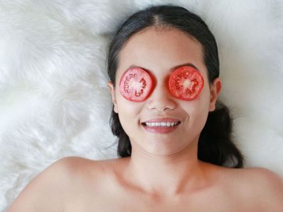 Tips για μαμάδες: Σπιτική μάσκα προσώπου με ντομάτα για λάμψη και λεύκανση