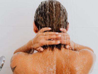 Πόσο συχνά πρέπει τελικά να κάνουμε μπάνιο; Απαντάμε χωρίς φόβο και με πολύ πάθος