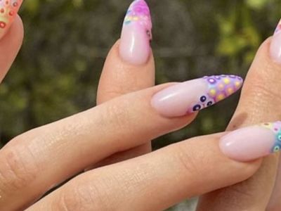 Η Kylie Jenner απογείωσε την τάση του χρωματιστού γαλλικού μανικιούρ