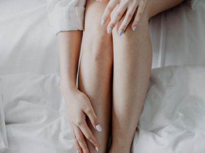 Μαύρες κουκίδες: Τι ακριβώς συμβαίνει στα πόδια μετά το ξύρισμα