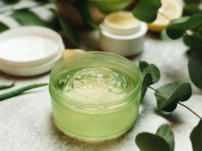 Tips για μαμάδες: Σπιτικές μάσκες προσώπου με αλόη - Ποια τα οφέλη (vid)